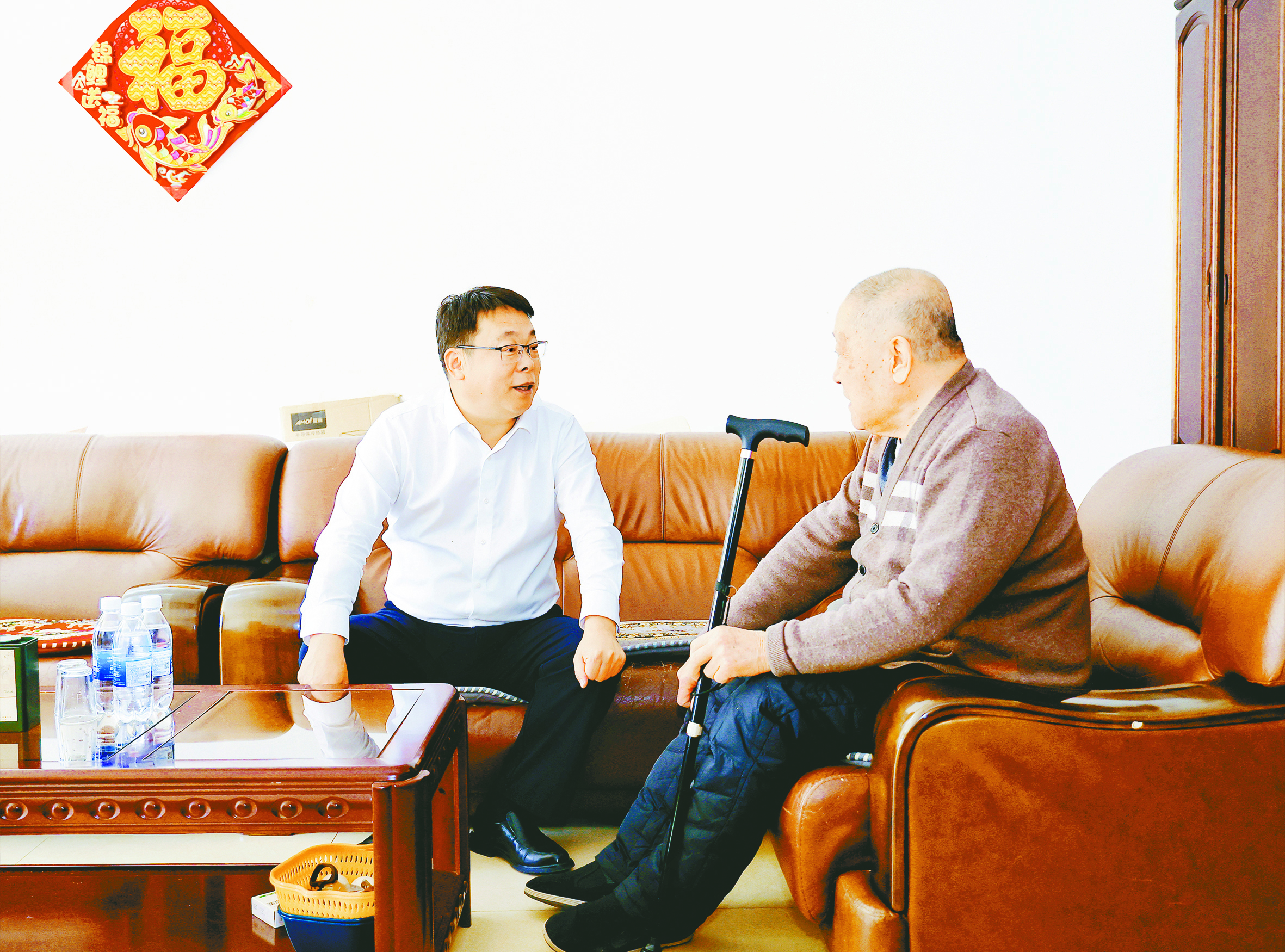 苑芳江走訪慰問(wèn)老戰(zhàn)士、老干部、勞動(dòng)模范代表